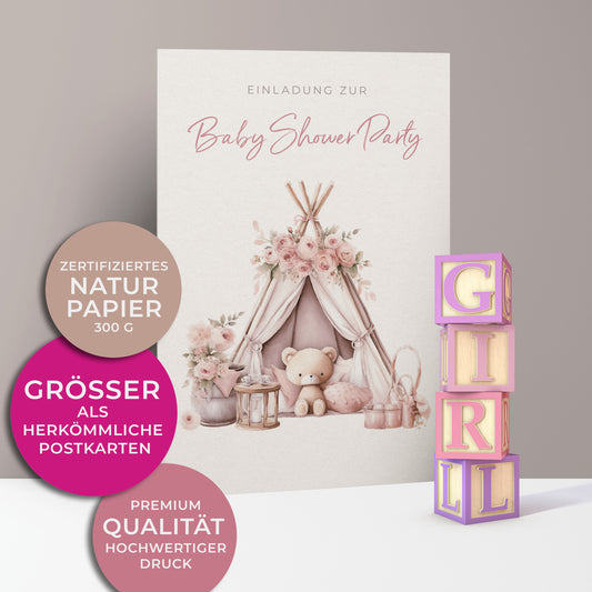 Einladungskarten zur Baby Shower Party für Mädchen, Hellrosafarbenes Boho Zelt mit Rosendekoration, vielen Kissen und kleinem Teddybär davor.