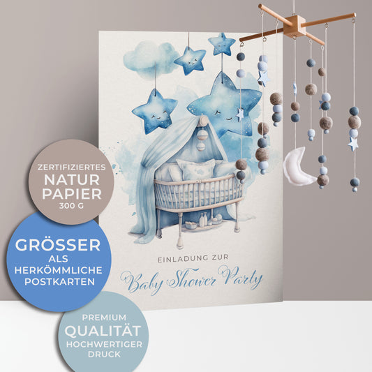 Einladungskarten zur Baby Shower Party für Jungen, Hellblaues Retro/Vintage Babybettchen mit vielen Kissen und Mobile und lachenden Sternen im Hintergrund.