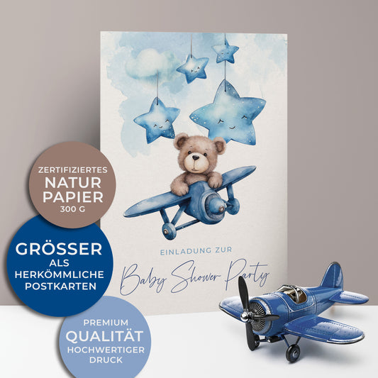 Einladungskarten zur Baby Shower Party für Jungen, Kleiner Bär sitzt in blauem Propellerflugzeug.