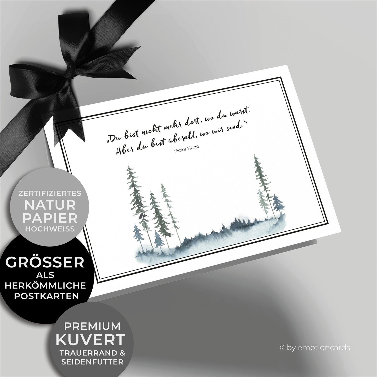 Die Karte ist überwiegend in Weiß gehalten mit einem dezenten, doppelten schwarzen Rahmen. Unten sind in Aquarelltechnik hohe, schlanke Tannen sowie eine Nebelformation dargestellt – in sanften Grün- und Blautönen.