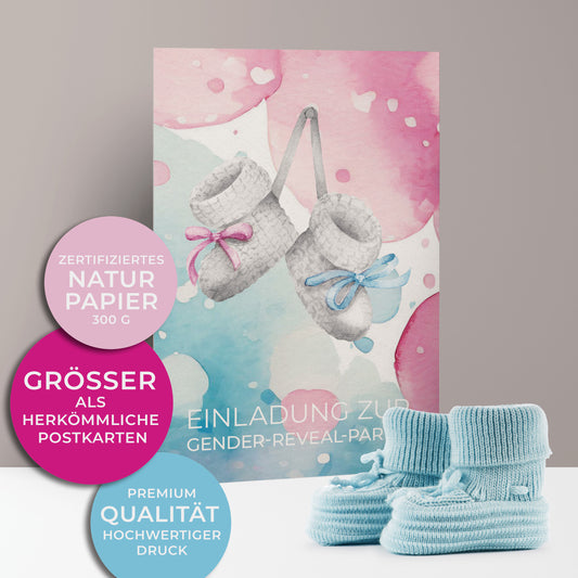 Einladungskarten zur Gender Reveal Party, süße kleine hängende, gestrickte Babyschühchen, einmal mit rosa und einmal mit hellblauer Schleife