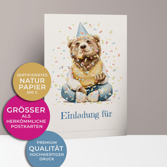 Einladungskarten zum Kindergeburtstag. Sitzender brauner Bär mit Partyhut wirft buntes Konfetti in die Luft.
