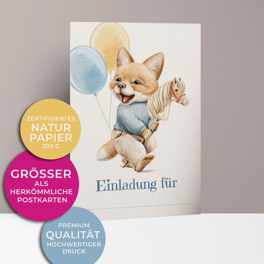 Einladungskarten zum Kindergeburtstag. Süßer kleiner Fuchs mit blauem Strickpullover reitet auf einem Steckenpferd. Gelber und Hellblauer Luftballon im Hintergrund