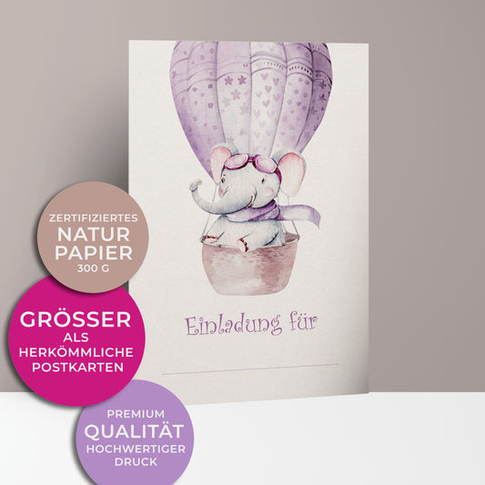 Einladungskarten zum Kindergeburtstag. Kleiner süßer Elefant mit Fliegerbrille sitzt in lilafarbenem Heißluftballon