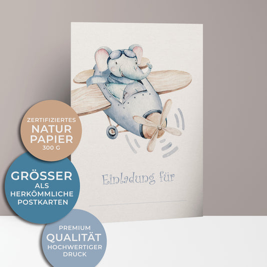 Einladungskarten zum Kindergeburtstag. Kleiner süßer Elefant mit Fliegerbrille sitzt in hellblauem Propellerflugzeug