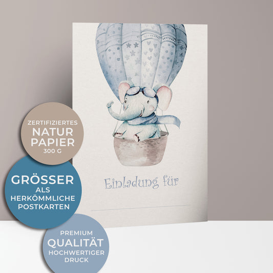 Einladungskarten zum Kindergeburtstag. Kleiner süßer blauer Elefant mit Fliegerbrille sitzt in hellblauem Heißluftballon
