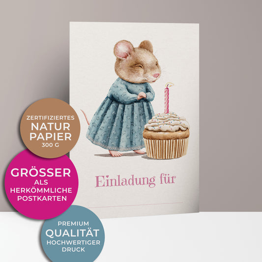 Die Karte zeigt eine liebevoll illustrierte Einladung mit einem nostalgisch-verspielten Stil: süße kleine Maus, die aufrecht steht und ein hellblaues Kleid trägt. Die Maus hat die Augen geschlossen und wirkt zufrieden als würde sie sich etwas wünschen. Vor ihr steht ein großer Cupcake mit weißem Zuckerguss, bunten Streuseln und einer rosa-weiß gestreiften Geburtstagskerze, die brennt.
Unter der Illustration steht in rosafarbener, verspielter Schrift der Text:
„Einladung für“