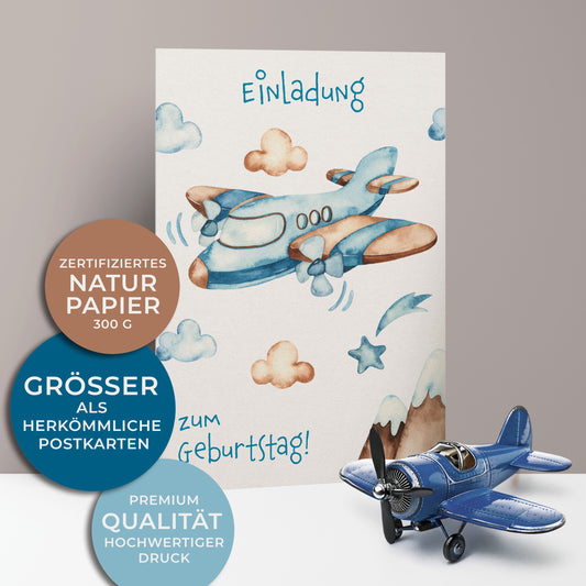 Einladungskarten zum Kindergeburtstag, kleines blaues Propellerflugzeug in den Wolken