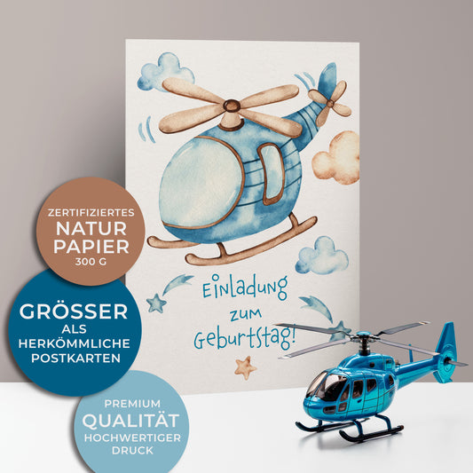 Einladungskarten zum Kindergeburtstag mit einem kleinen blauen Hubschrauber in den Wolken fliegend.