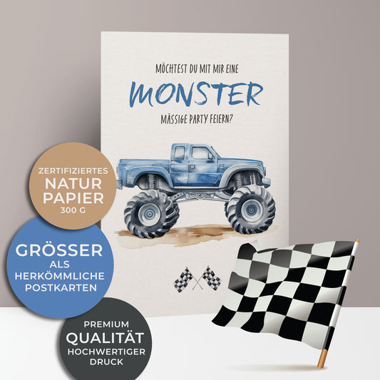Einladungskarten zum Geburtstag, großer blauer Monstertruck, auf großen Reifen im Sand und zwei Zieflaggen über Kreuz unten