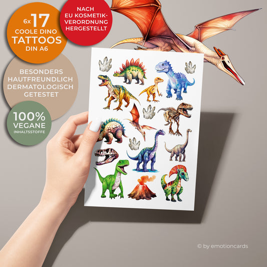Auf dem Bild ist ein Bogen mit Kindertattoos zum Thema Dinosaurier zu sehen. Die Tattoos zeigen eine bunte Auswahl gestalteter Dinosaurier im comicartigem Stil. Ein Stegosaurus mit roten Rückenplatten, ein blauer T-Rex, ein oranger Velociraptor, ein grüner T-Rex, ein fliegender Pterosaurier, ein Dino-Skelett,
Zwei Brachiosaurus mit langem Hals, ein feuerspeiender Vulkan, und mehrere Dinosaurier-Fußabdrücke. Die Farben sind kräftig von Grün, Orange, Blau über Lila bis hin zu Erdtönen.
