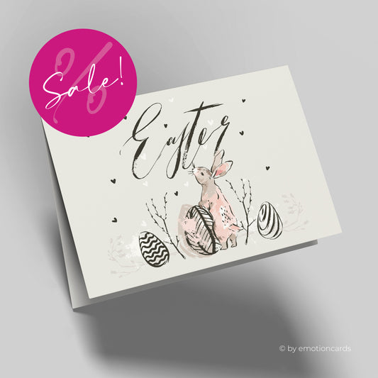 Moderne Osterkarte mit hellgrauem Hintergrund. Abstrakte schwarze Zeichnungen von Osterhasen, Ostereiern und Zweige darauf.