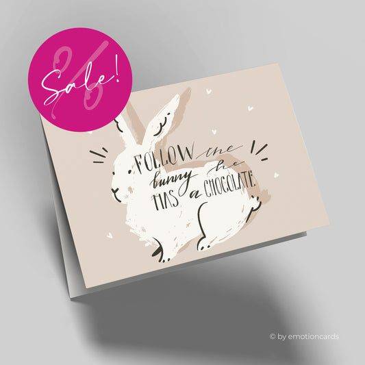 Moderne Osterkarte, hellbrauner Hintergrund mit weißer Hasensilhouette und englischem Spruch zu Ostern.