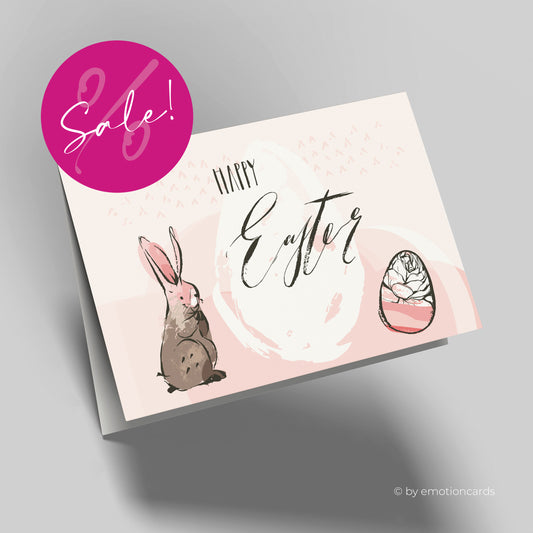 Moderne Osterkarte in Hellrosa mit braunem Osterhasen und Osterei. Englische Karte mit Happy Easter