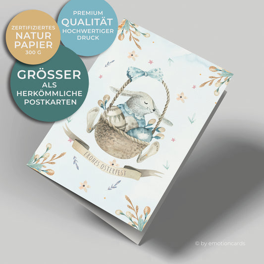 Schöne Osterkarte Hochformat, Kleiner sitzt Hase im Osterkorb mit Eiern und Schleife