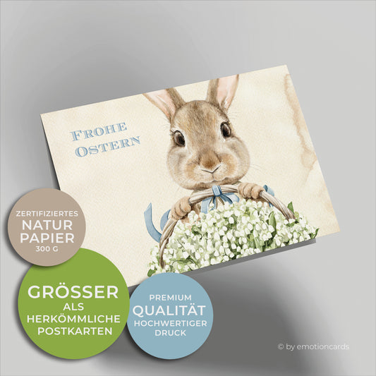 Süße Osterkarte mit hellbraunem Hintergrund. Osterhase der einen großen Korb mit Maiglöckchen hält.
