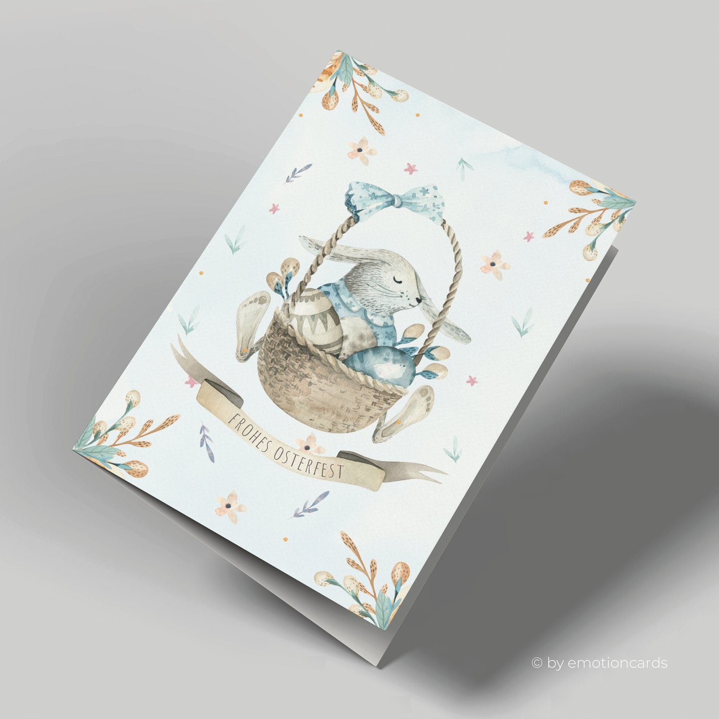 Niedliche Osterkarte (Klappkarte) | Hase im Osterkorb mit Eiern und Schleife | Premium-Karton | Inkl. Umschlag | Große Karte (115mm x 170mm)