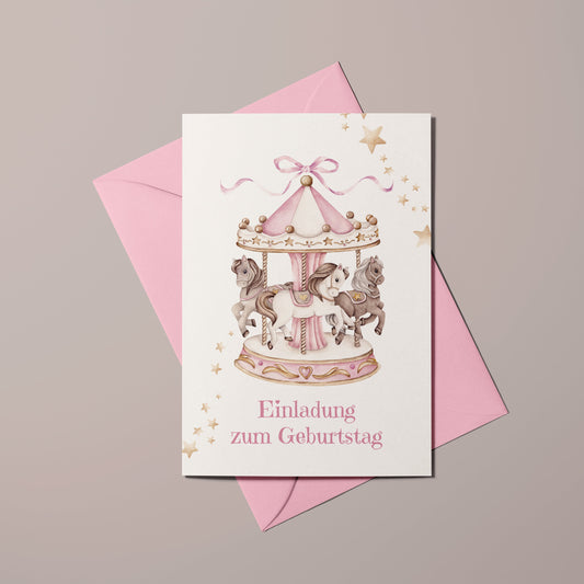 Einladungskarte zum Kindergeburtstag für Mädchen mit Pferdekarussell-Motiv inklusive passendem rosa Kuvert