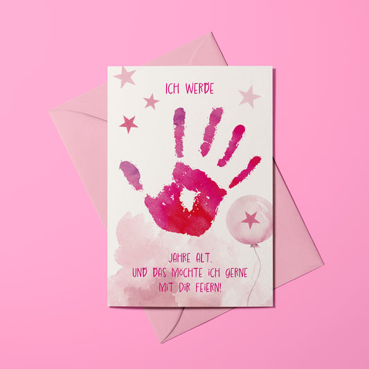 Einladungskarte zum Kindergeburtstag für Mädchen mit pinkem Handabdruck-Motiv inklusive passendem rosa Kuvert