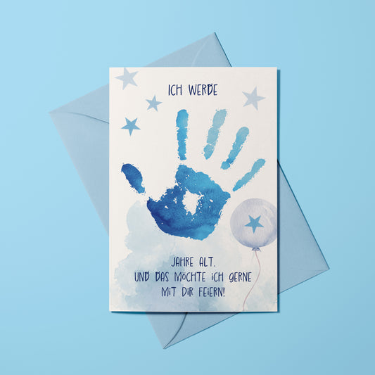 Einladungskarte zum Kindergeburtstag für Jungen mit blauem Handabdruck-Motiv inklusive passendem blauem Kuvert