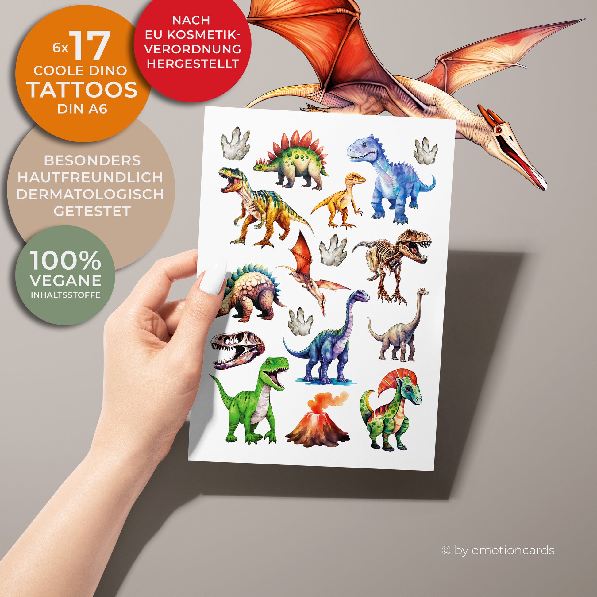 Auf dem Bild ist ein Bogen mit Kindertattoos zum Thema Dinosaurier zu sehen. Die Tattoos zeigen eine bunte Auswahl gestalteter Dinosaurier im comicartigem Stil. Ein Stegosaurus mit roten Rückenplatten, ein blauer T-Rex, ein oranger Velociraptor, ein grüner T-Rex, ein fliegender Pterosaurier, ein Dino-Skelett,
Zwei Brachiosaurus mit langem Hals, ein feuerspeiender Vulkan, und mehrere Dinosaurier-Fußabdrücke. Die Farben sind kräftig von Grün, Orange, Blau über Lila bis hin zu Erdtönen.