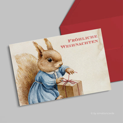 Weihnachtskarte | Baby Eichhörnchen packt Geschenk aus CloseUp